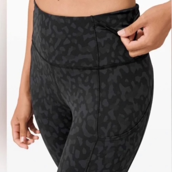 Lululemon Fast and Free Crop Leggings in Size 6- Formation Camo Deep Coal Multi - Picture 5 of 11
